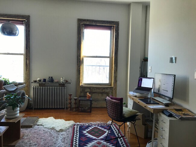 Building Photo - 207 Franklin St