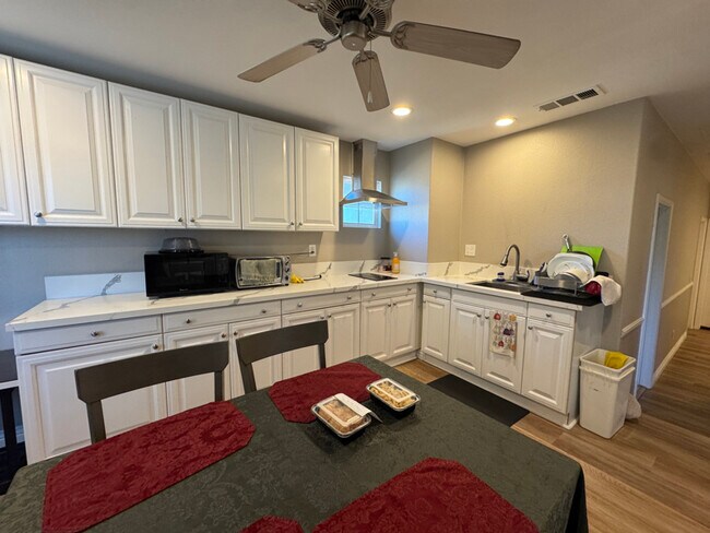 Foto del edificio - 13895 Peach Grove Ln