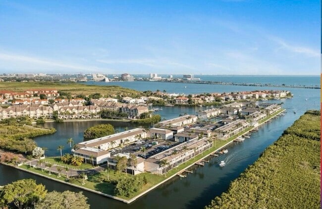 Foto del edificio - 8811 Bay Pointe Dr