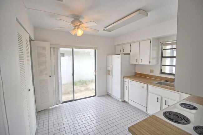Building Photo - 2756 Lakefern Avenue