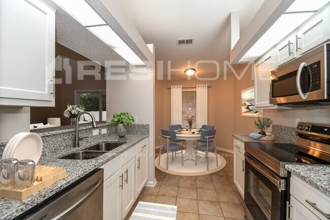 Foto del edificio - 11810 Cherry Bark Dr W