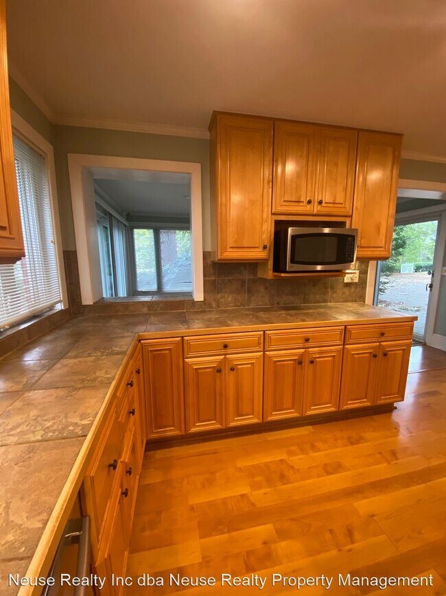 Building Photo - 3 br, 2.5 bath House - 804 Madam moore's Lane
