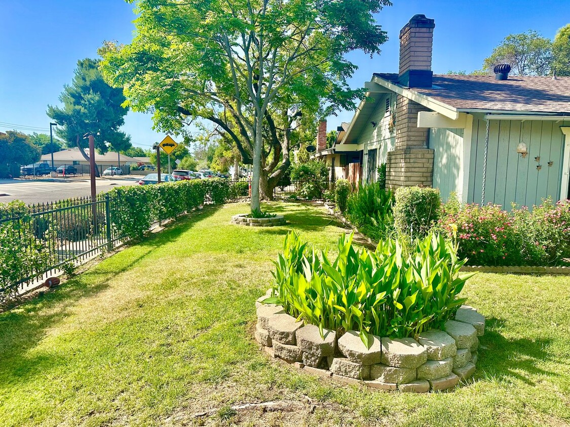 Foto del edificio - 2345 N Vagedes Ave
