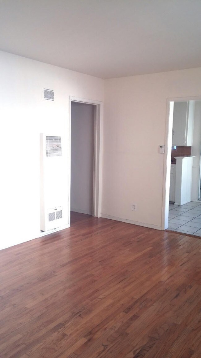 Building Photo - 14440 Burbank Blvd
