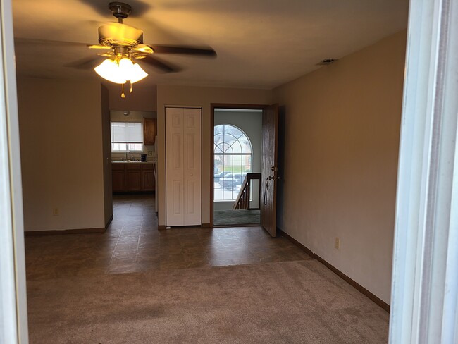 Building Photo - 132 Lauren Circle Apt F