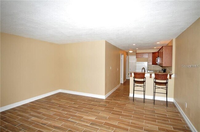Building Photo - 320 Lakeview St