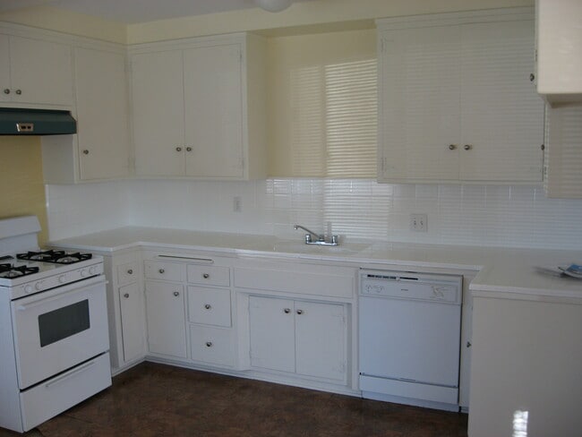 Building Photo - 1802 Oak St