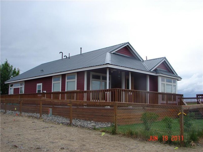 Building Photo - 421 W River Rd