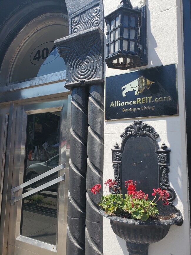 Building Photo - 1 Bedroom in Luxury Boutique building in F...