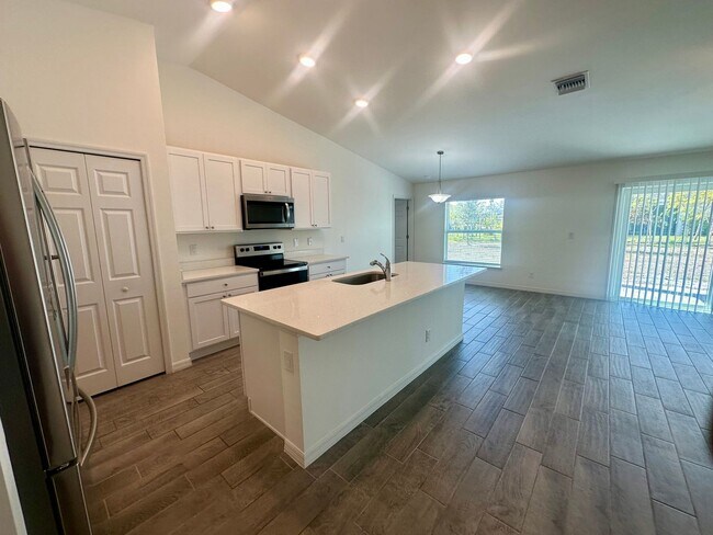 Foto del edificio - 4 Bedroom -2 Bathrooms NE Cape Coral- City Water (Del Prado & Pine Island)