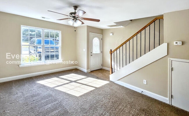 Building Photo - 3 Bed, 2 Bath Townhome with Off-Street Par...