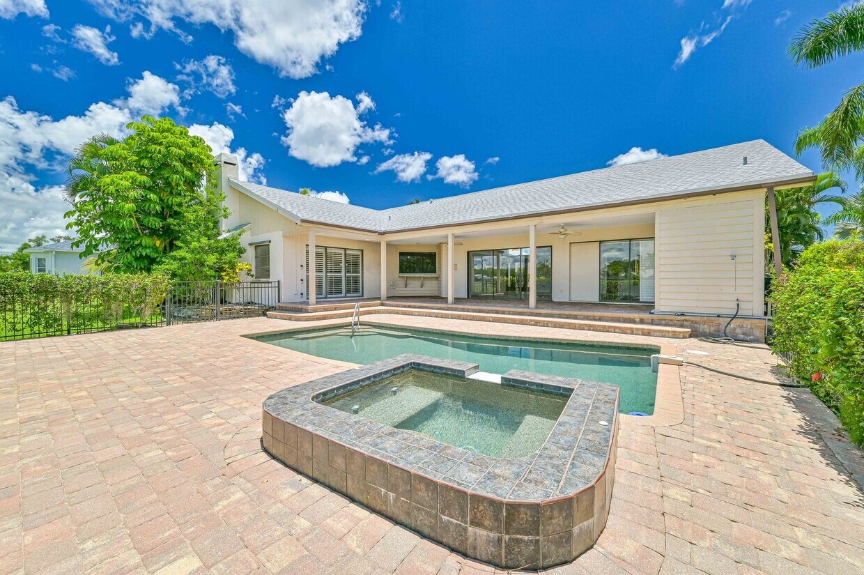 Foto principal - ~ HUGE! 4bed/3.5bath Resort Style Pool Hom...