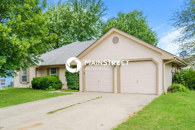Building Photo - 3 Bedroom Pet-Friendly Home in Raymore, MO with Main Street Renewal