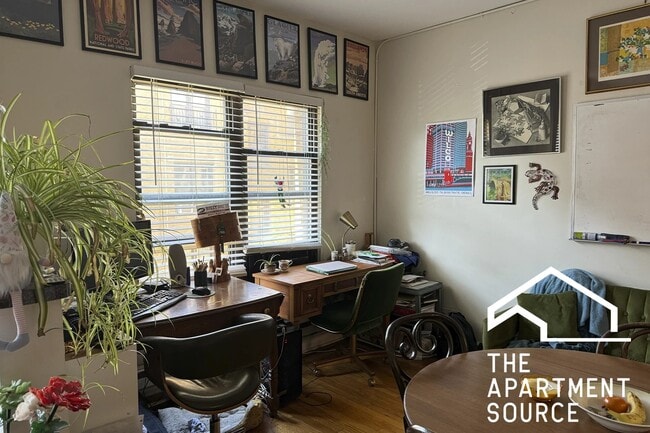 Building Photo - 724 W Roscoe St