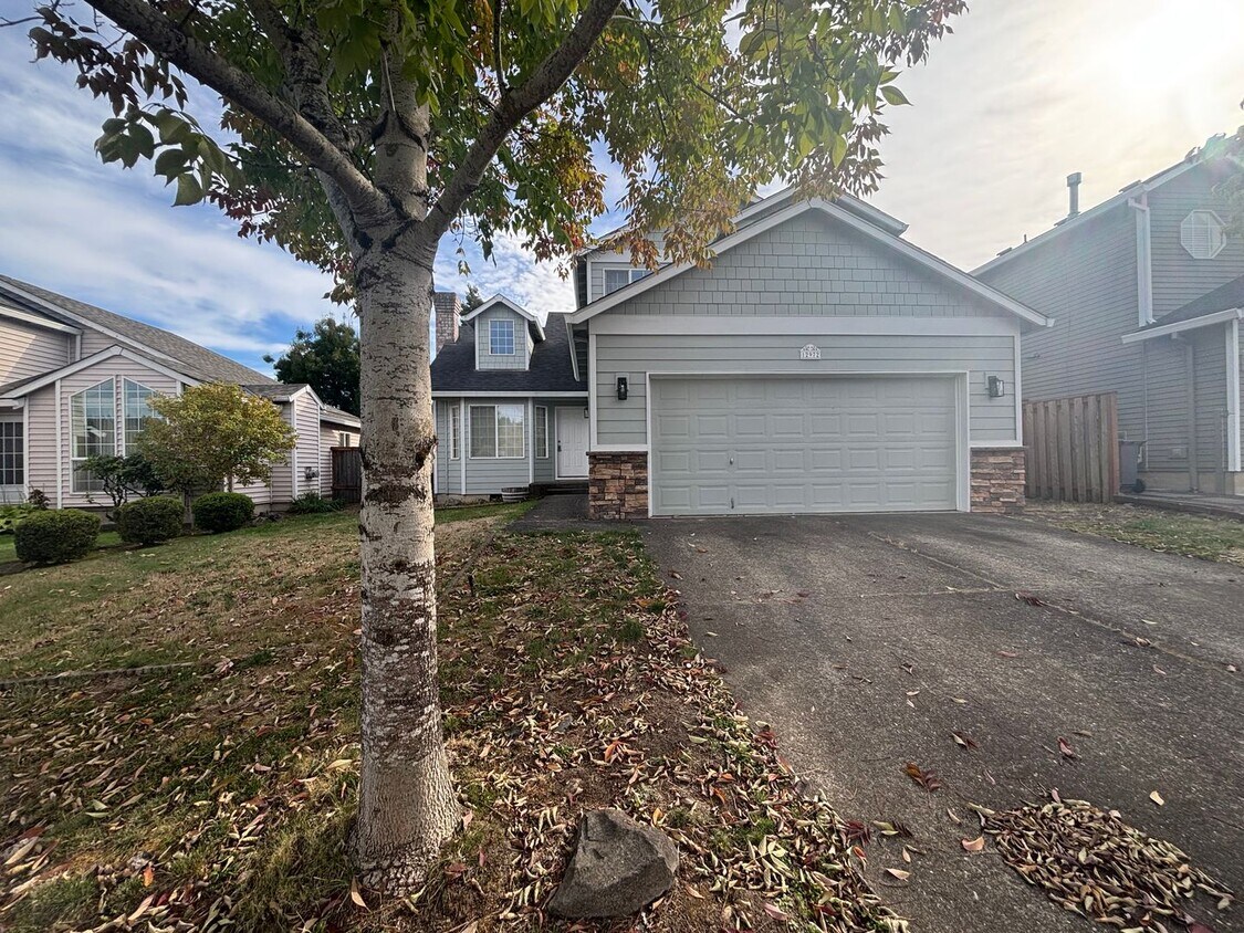 Primary Photo - ***$250 off 1ST MONTHS RENT!!*** 4 bedroom...