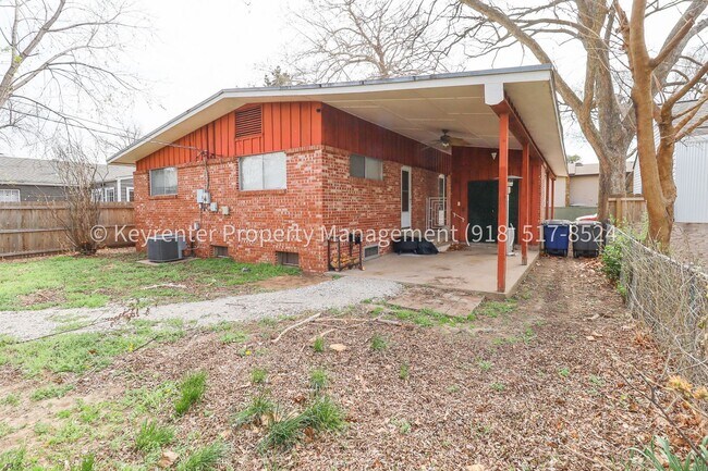 Foto del edificio - LOCATION LOCATION LOCATION!! Brookside Gem Available Immediately!