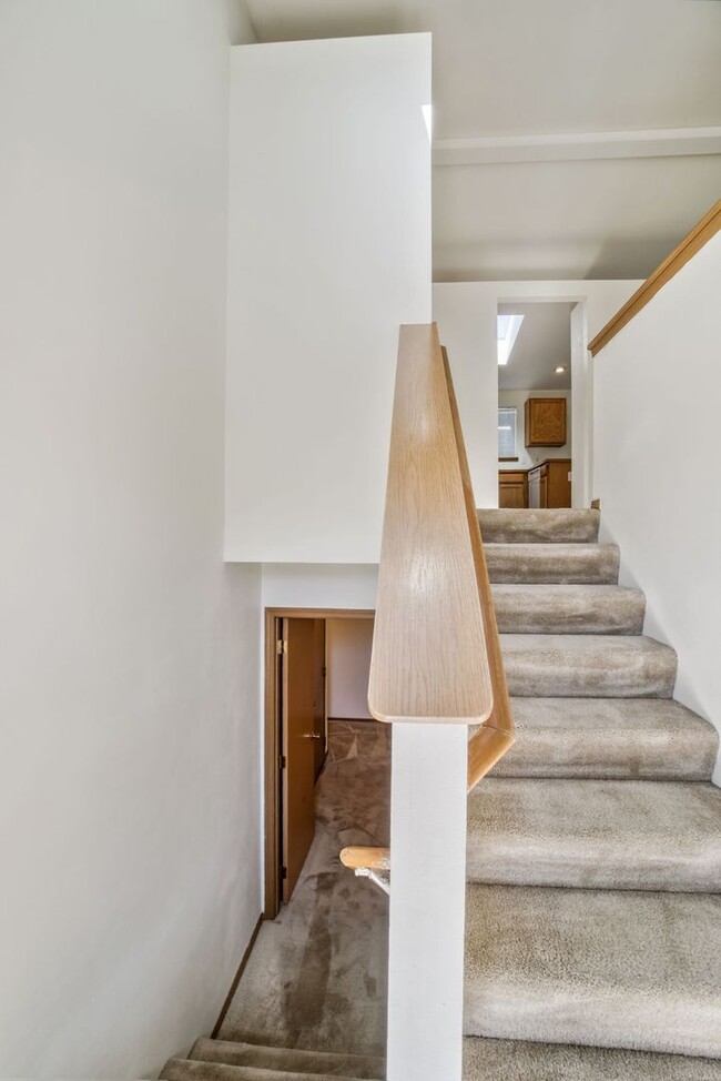 Building Photo - 4BR Split Level