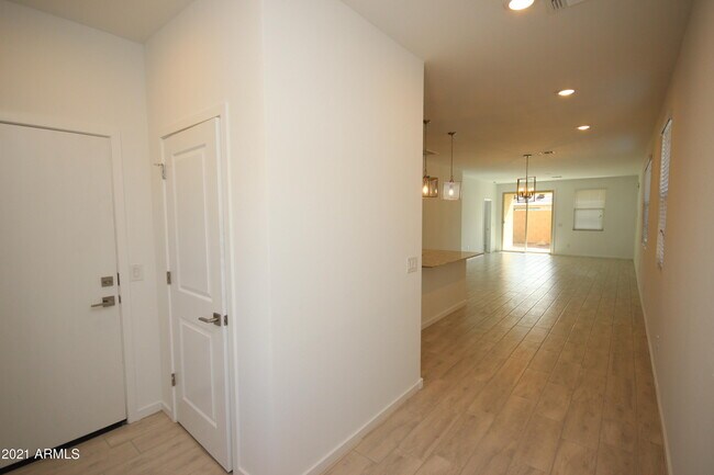 Building Photo - 14203 W Voltaire St