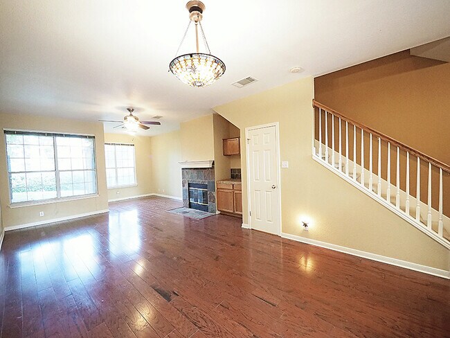 Building Photo - Two bedroom, 2.5 bath Gated Condo In North Austin