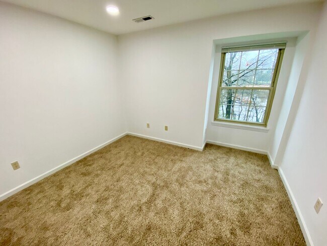 Foto del edificio - Three-Bedroom Condo in Essex - Water Views!