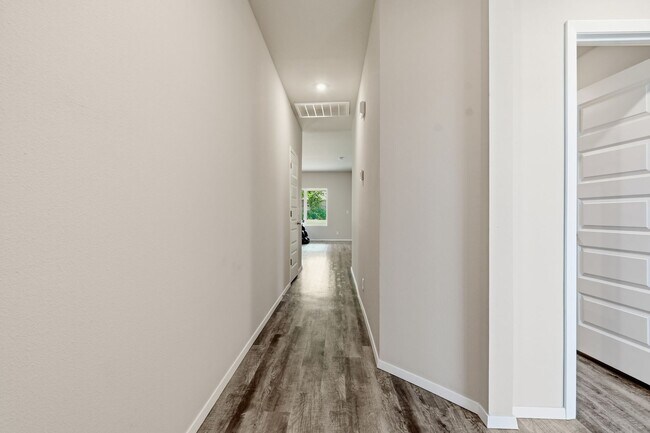 Building Photo - Charming 3 Bed, 2 Bath Home Backing to a Peaceful Greenbelt in Broken Arrow!
