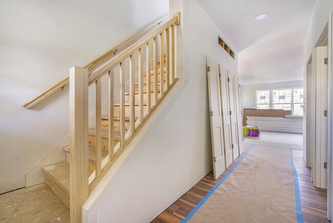 Building Photo - 624 Spring