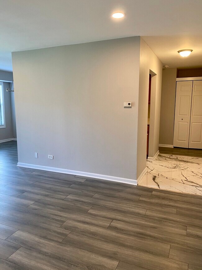 Building Photo - 2210 Country Club Dr