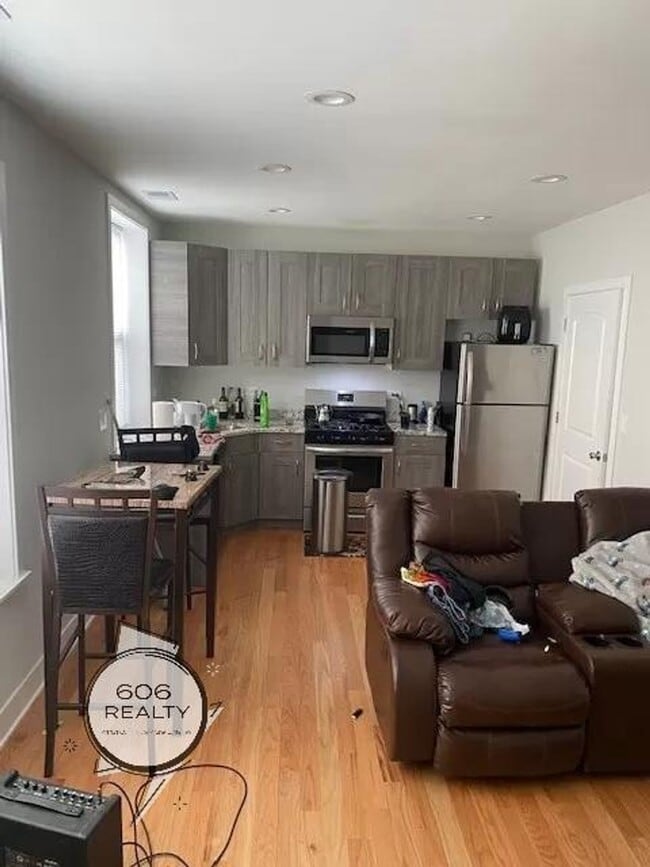 Building Photo - Belmont Cragin Apts Available!