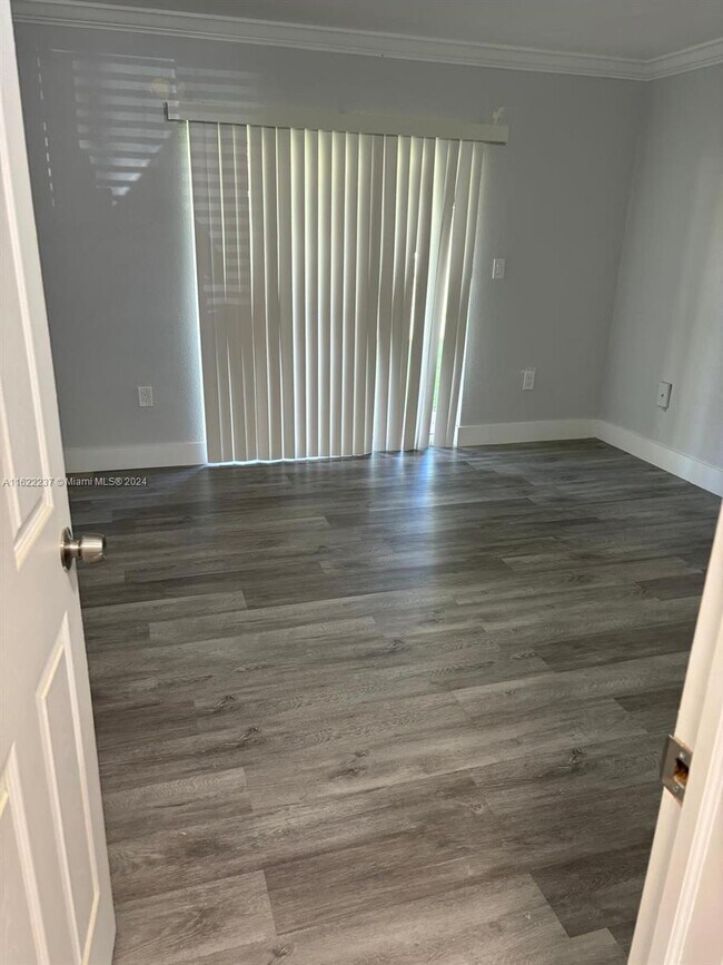 Foto del edificio - 505 NW 177th St