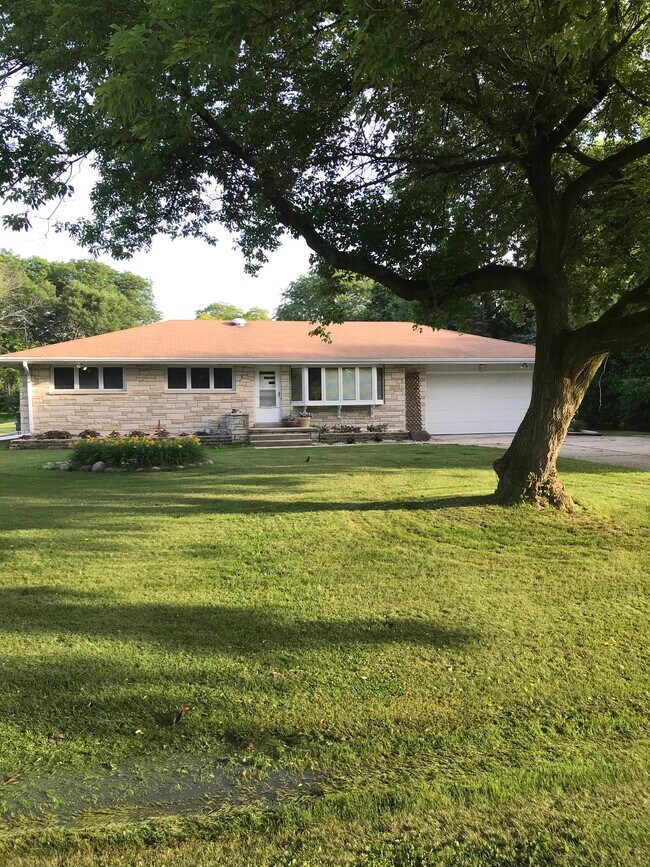 Building Photo - N70W13155 Brentwood Dr