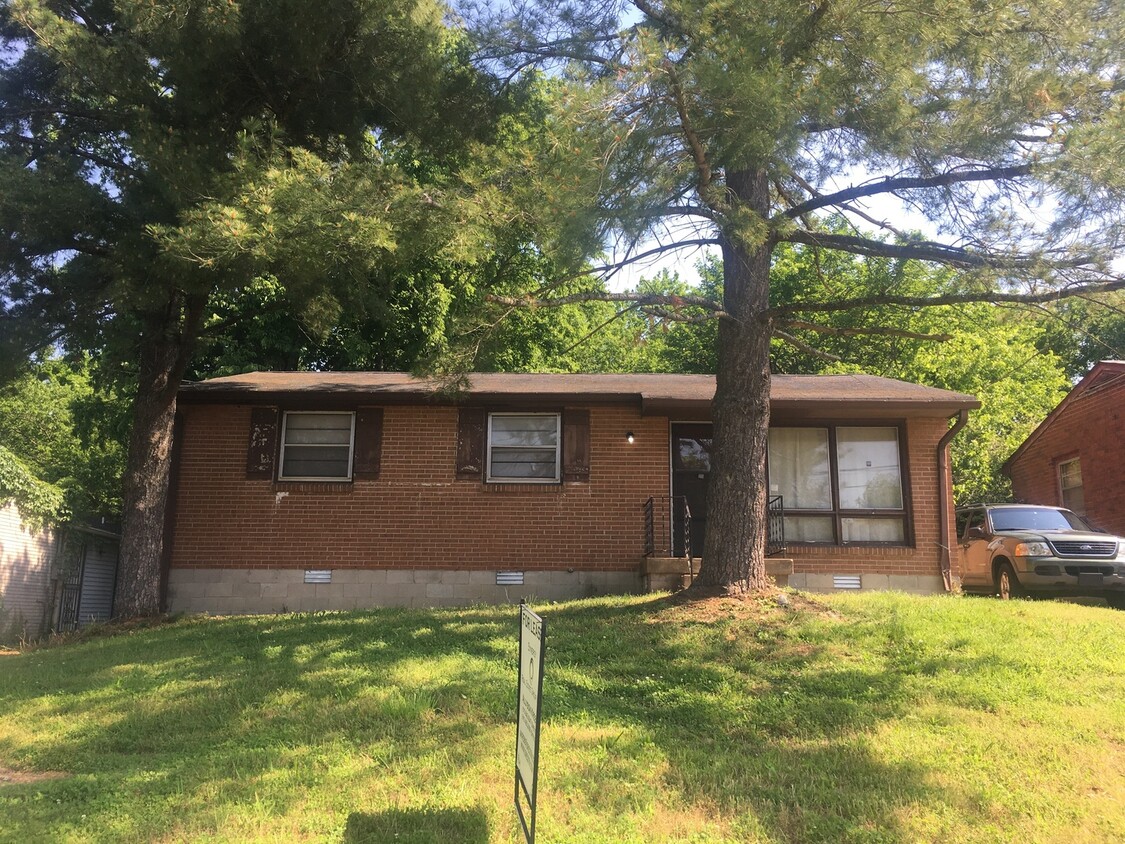 Primary Photo - Renovated 3 Bed/ 1 Bath Home, 5 Miles to G...