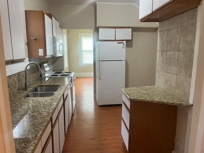 Building Photo - Pretty Condo In Highly Desirable Neighborhood