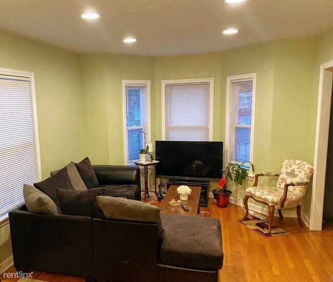 Building Photo - 3 br, 1.5 bath House - 84 Everdean St