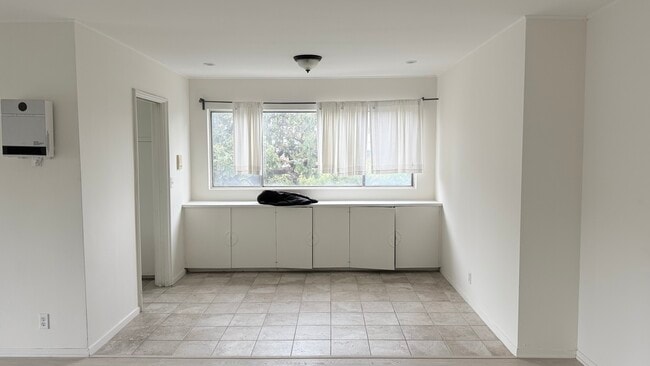 Natural light and bright - 7617 De Longpre Ave