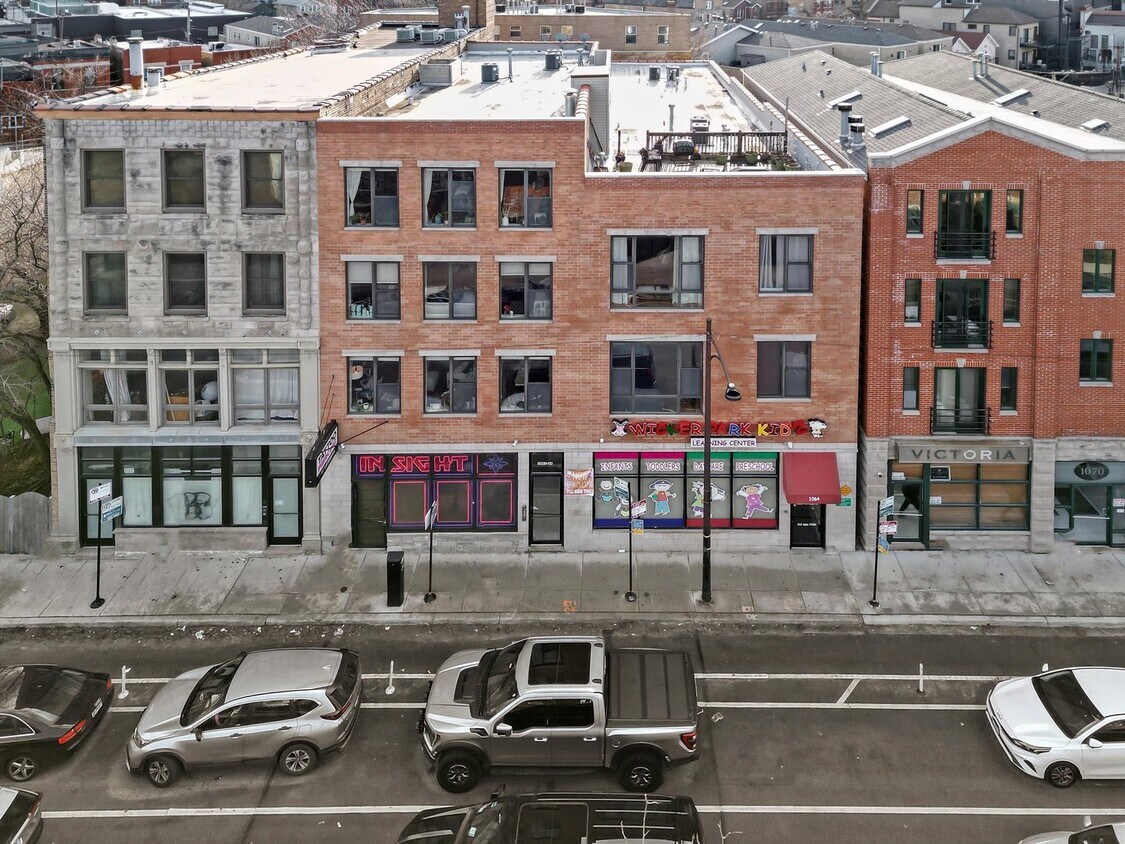 Foto principal - 1064 N Milwaukee Ave