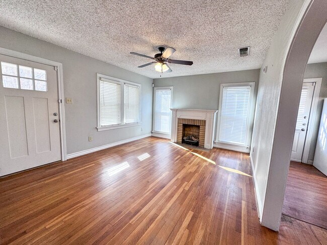Foto del edificio - Updated Tech Terrace Home!