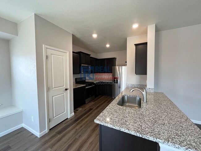 Building Photo - 913 Twining Ave