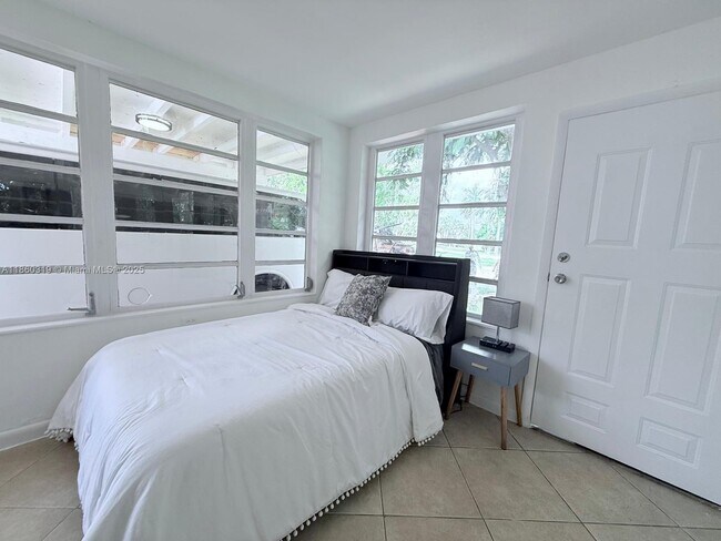 Foto del edificio - 600 NE 44th St