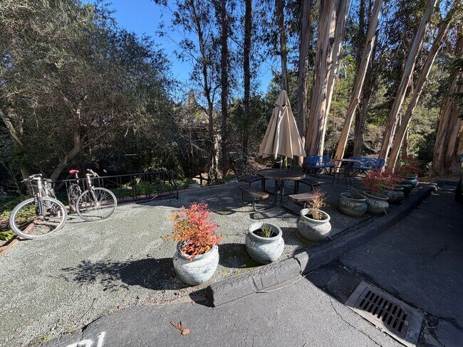Foto del edificio - 2 Bed 1 Bath Condo W/ Garage In Orinda
