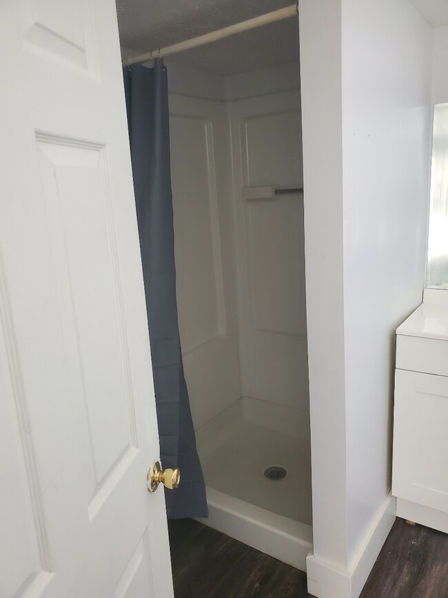 Shower - 1901 Neville Dr