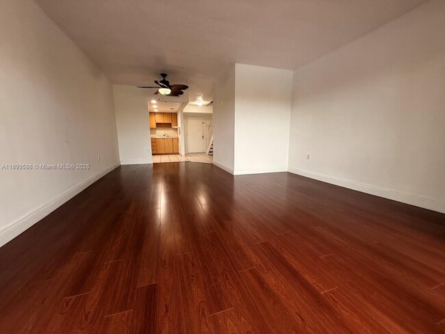 Building Photo - 9357 Fontainebleau Blvd