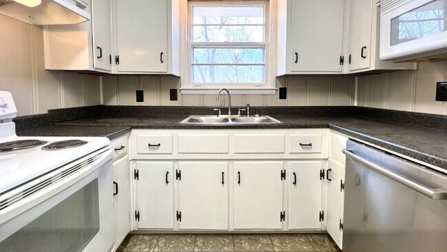 Foto del edificio - Coming Soon : 3BR+, 1 1/2BA house in Greenbrier