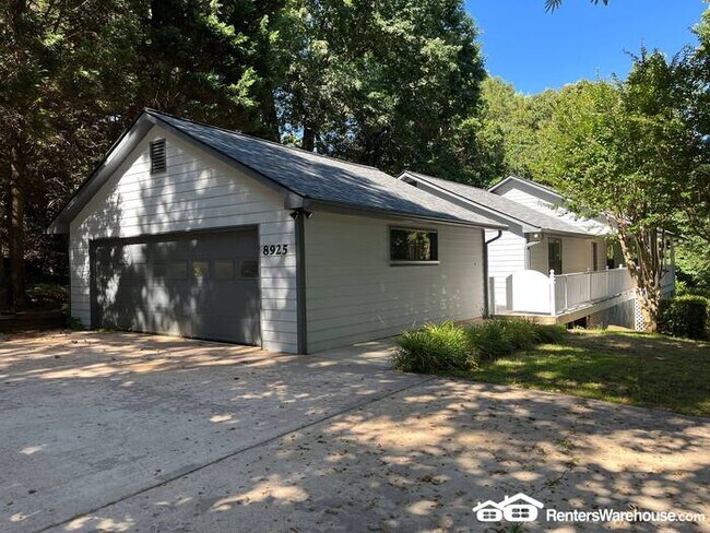 Building Photo - 5 Bedroom 3 Full Bath - Boat Door! Amazing...