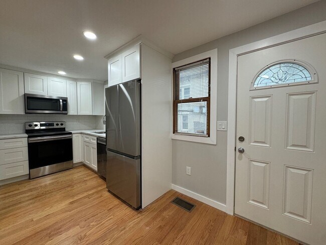 Foto del edificio - 4 Story Townhouse Sublet until End of Augu...