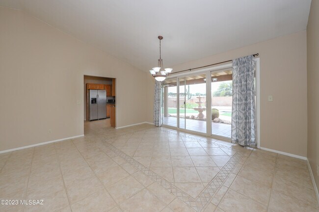 Foto del edificio - 5091 N Hillcrest Dr