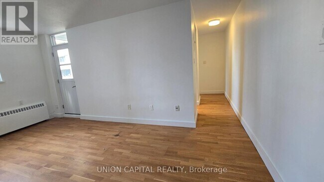 Building Photo - 407-230-230 Oak St