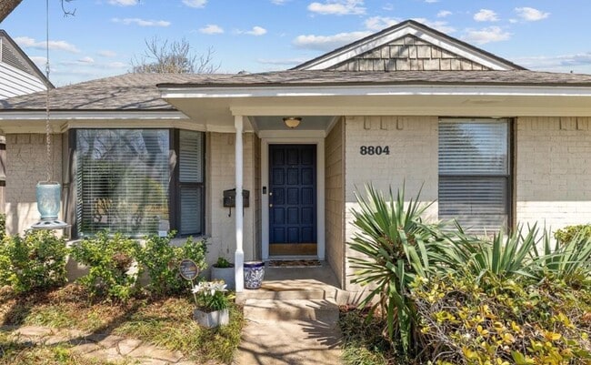 Foto del edificio - 8804 Larchwood Dr