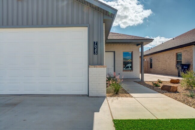 Foto del edificio - Brand new townhomes in Frenship East!