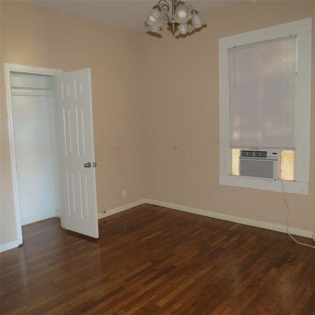Building Photo - 4020 Avenue O 1/2