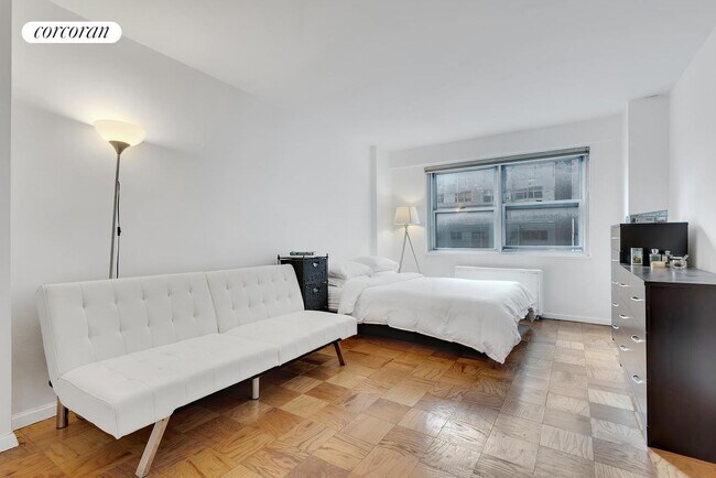 Building Photo - 211 E 53rd St